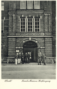 123343 Gezicht op de hoofdingang van de Infanteriekazerne (Mineurslaan 4) te Utrecht.